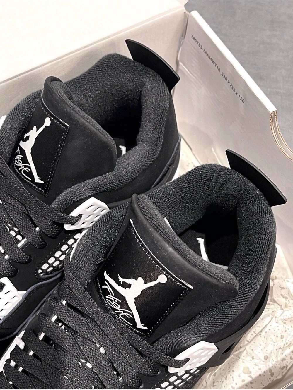 Air Jordan 4 Retro White Thunder.